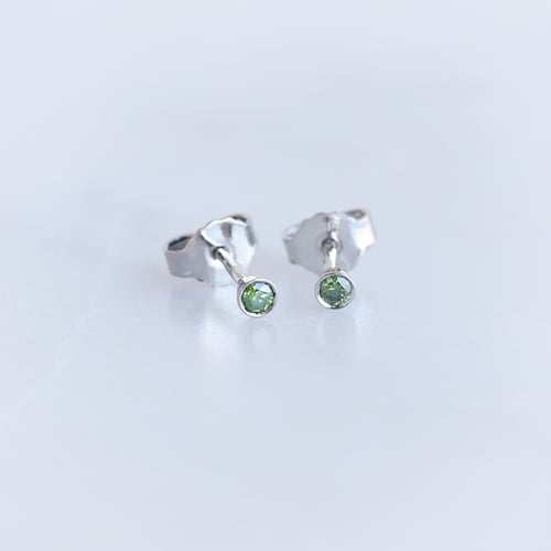Minimalistické bezel náušnice se zelenými diamanty Tofine