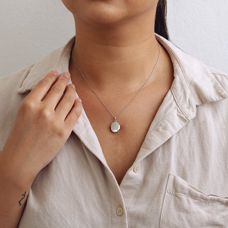 Oválný otevírací medailon ze stříbra 129368