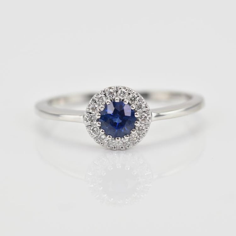 Zlatý prsten s centrálním safírem obklopeným diamanty Sanila 13697