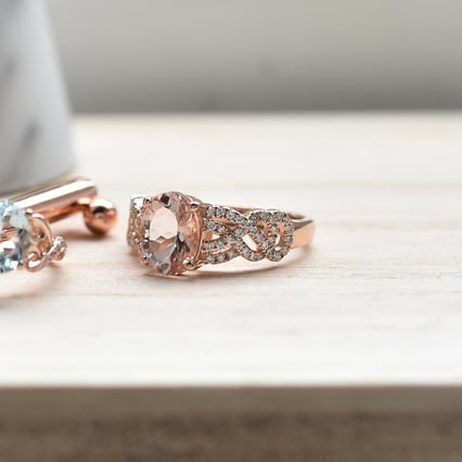 Zlatý prsten s oválným morganitem a diamanty Lamah