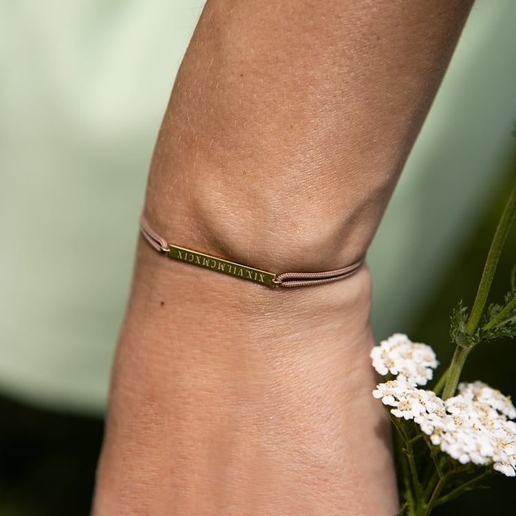 Stříbrný provázkový náramek s gravírem Bar 108785