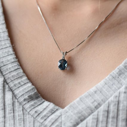 Zlatý přívěsek s topazem a diamantem Rafiah