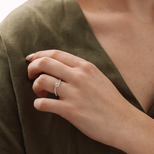Atypický zásnubní prsten s round moissanitem a lab-grown diamanty Elise