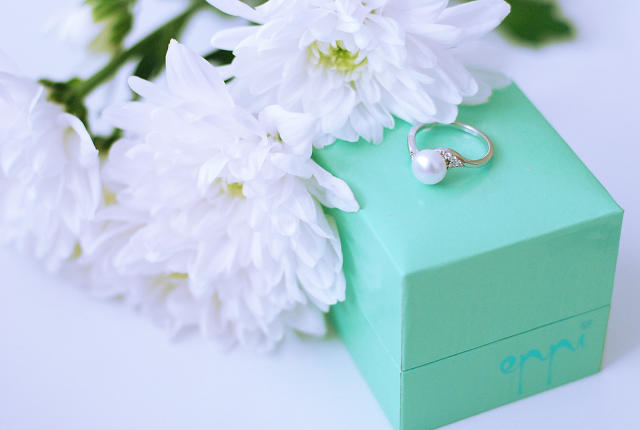 Stříbrný prsten s perlou 6935