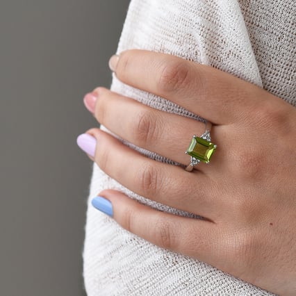 Zlatý prsten s olivínem a diamanty Chaitra