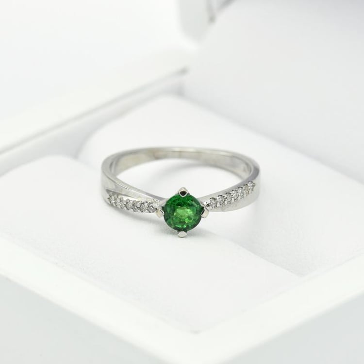 Prsten s round tsavoritem 16171