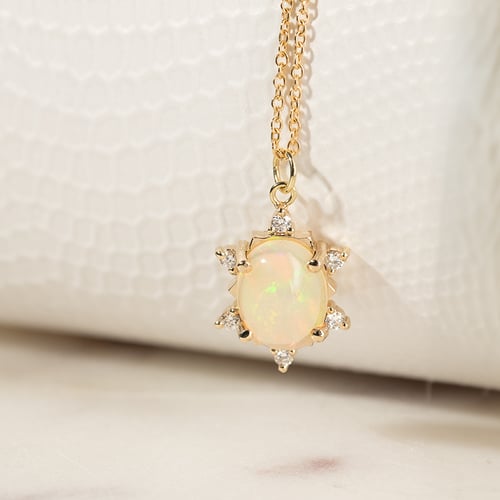 Přívěsek s oválným opálem a diamanty Sole