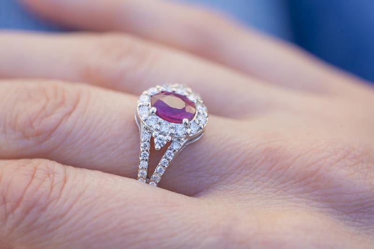 Luxusní zlatý prsten s rubínem a diamanty Sajili