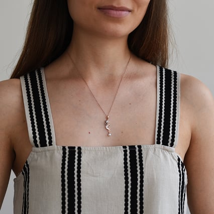 Mořský koník s perlou a diamanty Dellen