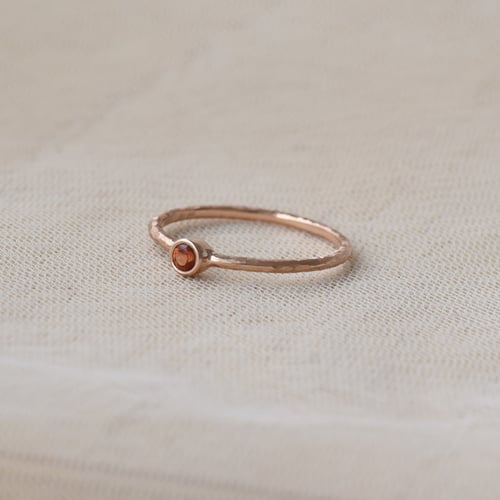 Zlatý minimalistický prsten s padparadscha safírem Emilien