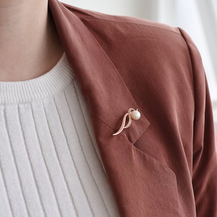 Pozlacená brož s bílou perlou a zirkony Otmar