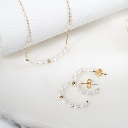 Kolekce stříbrných šperků s perlami Conrad