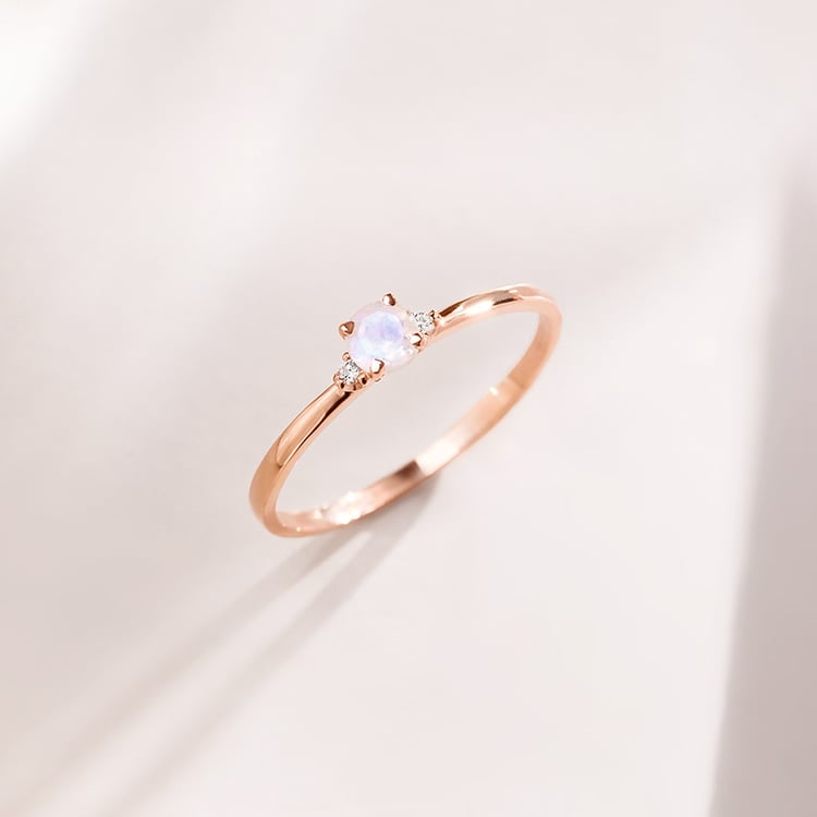 Zlatý zásnubní prsten s měsíčním kamenem a diamanty Hye 154456