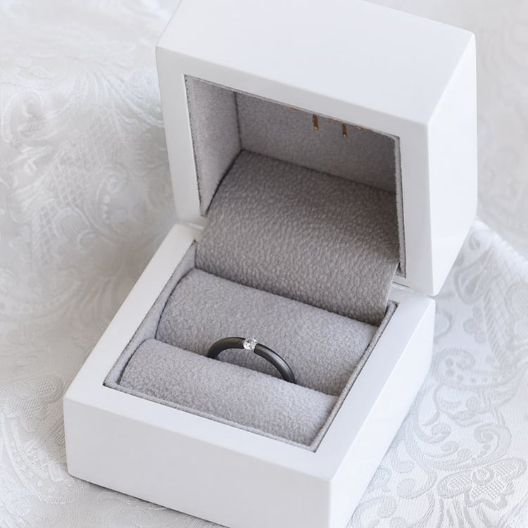 Prsten s černým rhodiem a diamantem 92523