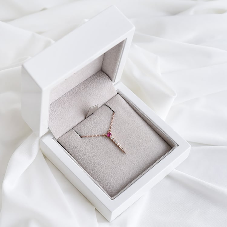 Náhrdelník s rubínem a diamanty 89807