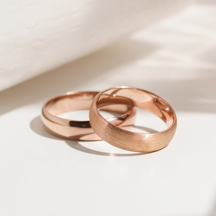 Komfortní snubní prsten z růžového zlata s lesklým povrchem 157027