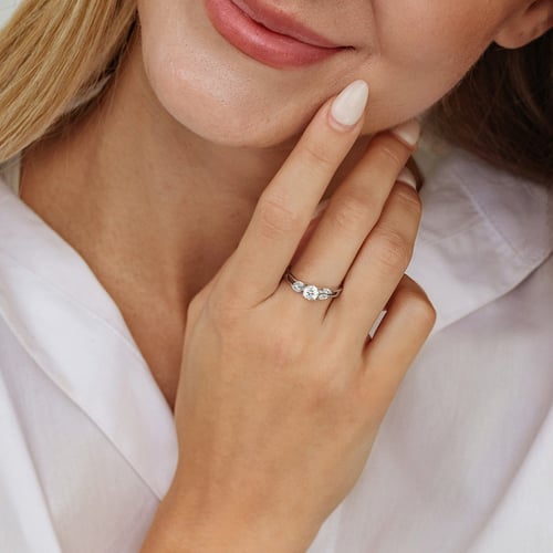 Romantický zásnubní prsten s lab-grown diamanty Halym