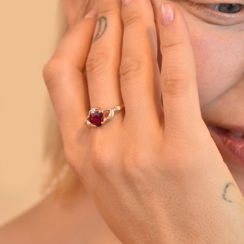 Zlatý claddagh prsten s rubínem a diamantem Norie