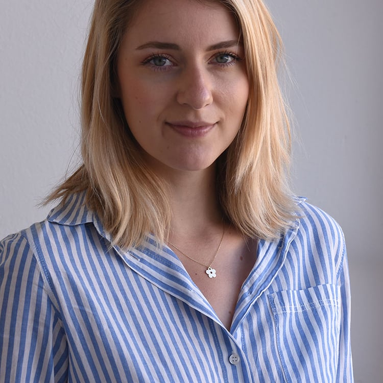 Náhrdelník s příveskem ve tvaru květiny 67717