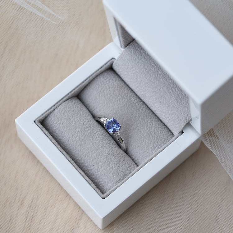 Prsten s cushion tanzanitem 63110