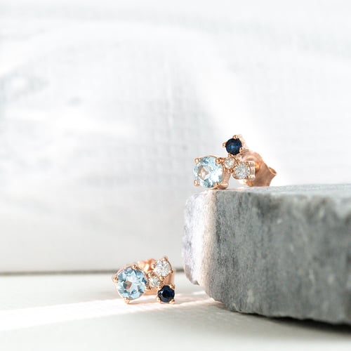 Stříbrné cluster náušnice s akvamarínem, safírem, měsíčním kamenem a diamantem Kerrie