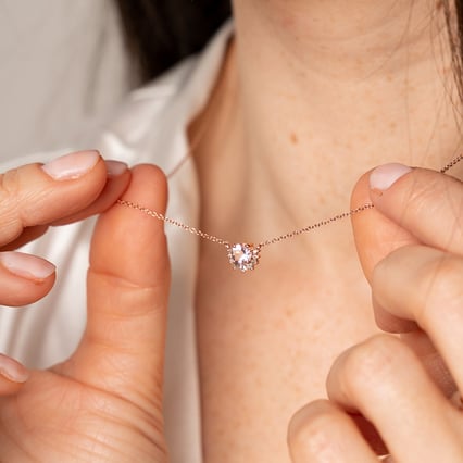 Zlatý náhrdelník s morganitem Alayna