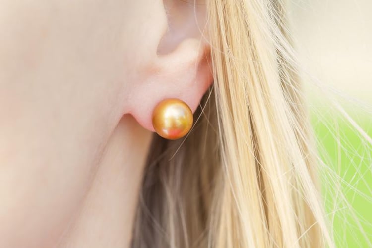 Perly barvy kávy v zlatých náušnicích 2838