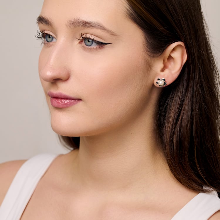 Jemné náušnice ve tvaru květiny s bílou perlou a lab-grown diamantem Abhishek 165443