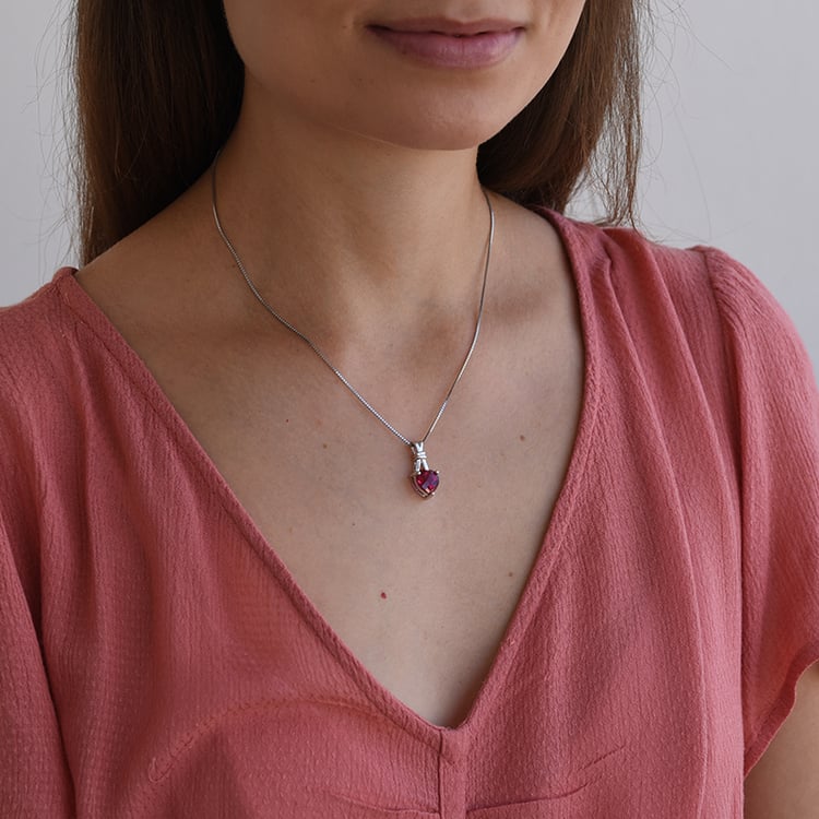 Stříbrný přívěsek ve tvaru srdce s rubínem 66276