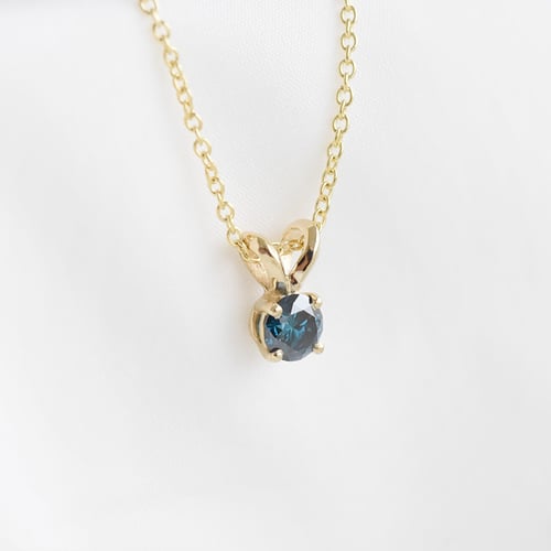 Modrý diamant v přívěsku Lalom