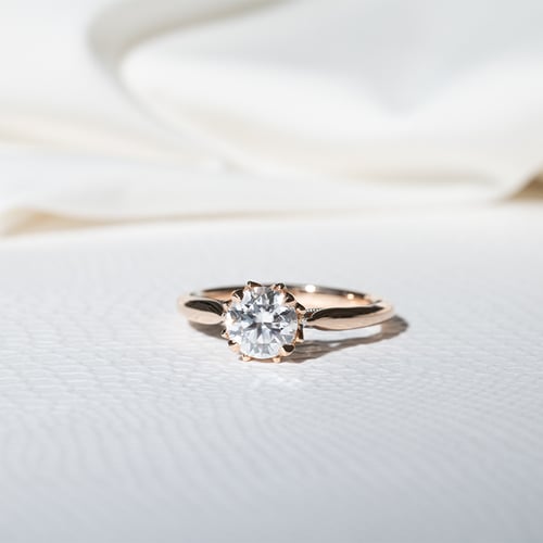 Zásnubní prsten s moissanitem a lab-grown diamanty Libby