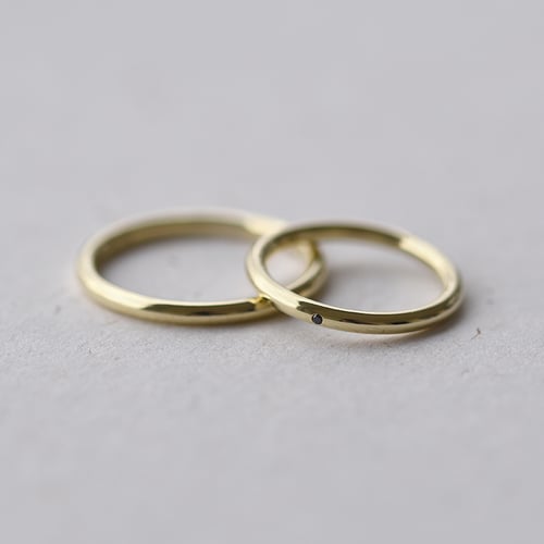 Zlaté minimalistické snubní prsteny s černým diamantem Alays