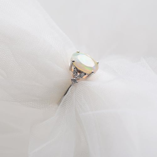 Zlatý prsten s oválným opálem a diamanty Melisa