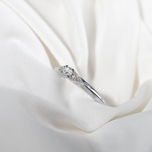 Stříbrný prsten s postranními lab-grown diamanty Redely
