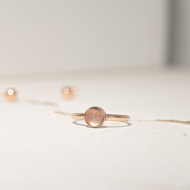 Zlatý prsten s cabochon růženínem Yana 130397