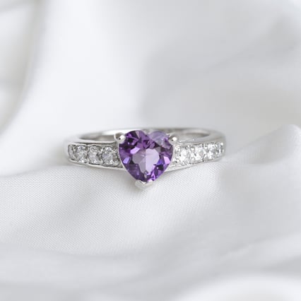 Ametystové srdce ve stříbrném prstenu Bailey