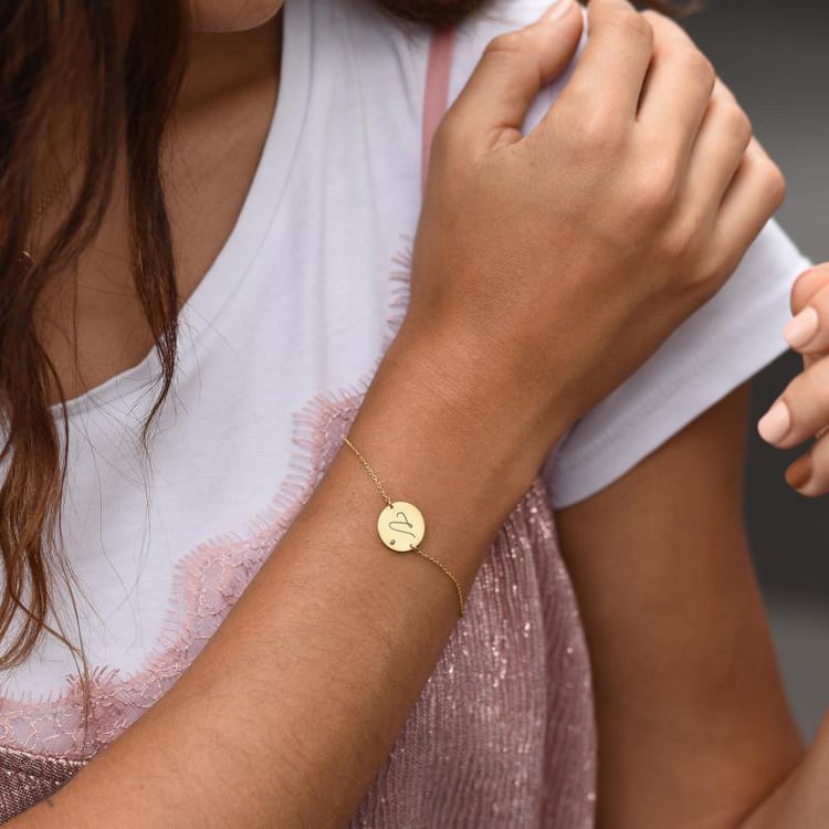 Zlatý náramek s modrým diamantem a s gravírem písmene Dian 115284