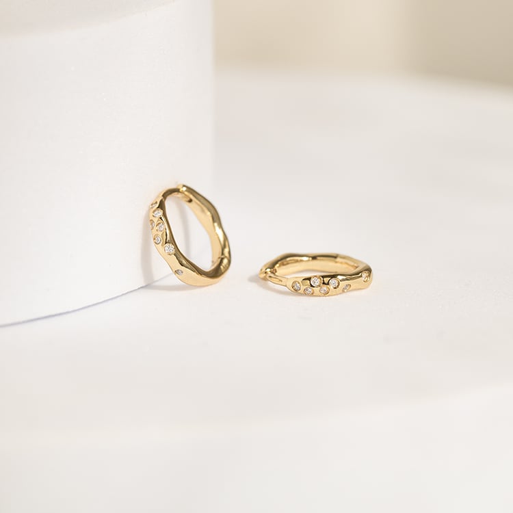 Nepravidelné kruhové náušnice ze stříbra se zirkony Fabiola 143495