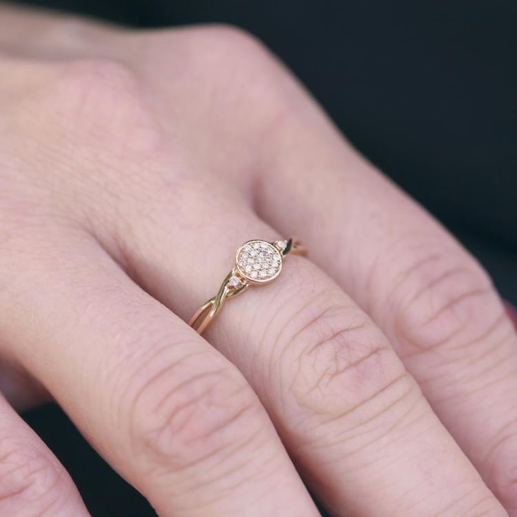 Zlatý prsten posázený diamanty 11800