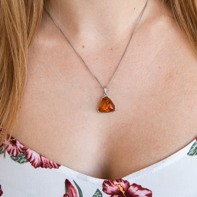 Stříbrný jantarový přívěsek s detailem květin Manal 107876