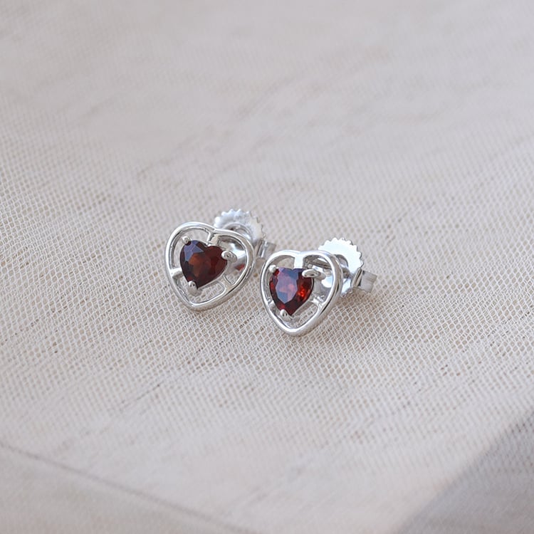 Stříbrné náušnice s granáty v srdíčku 67540