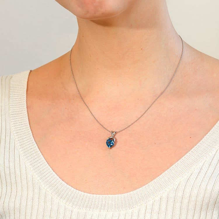 Stříbrný přívěsek se srdíčkovým topazem Tasie 132808