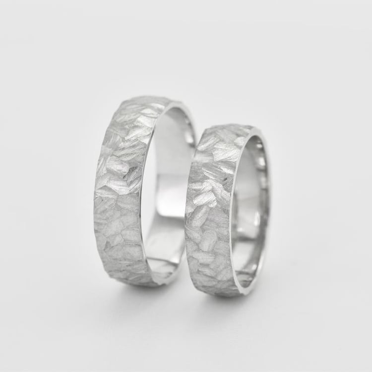 Snubní prsteny ze zlata s reliéfem 34705