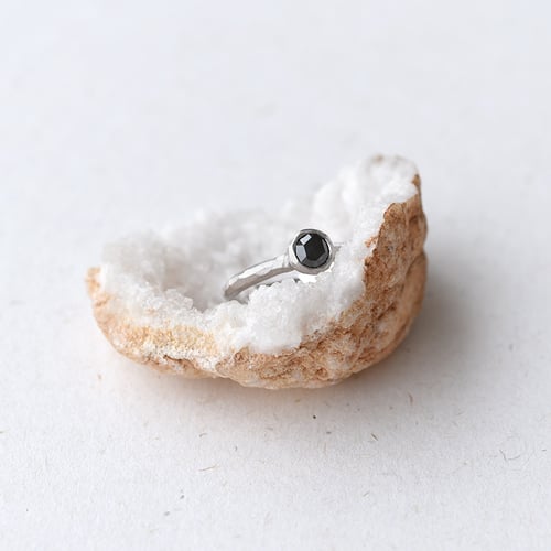 Tepaný zlatý prsten s černým diamantem v routovém brusu Seraphine