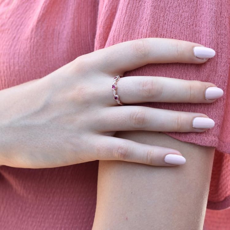 Pozlacený eternity prsten s rubíny a zirkony 45156