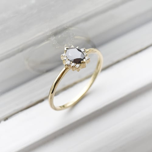 Zásnubní prsten s černým marquise diamantem Mya