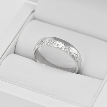 Zlaté tepané snubní prsteny s lesklým povrchem Aminte