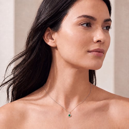Elegantní stříbrný přívěsek se smaragdem a lab-grown diamanty Dakota