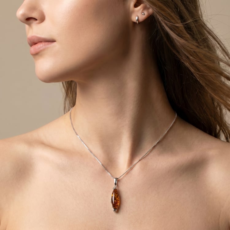 Stříbrný přívěsek s jantarem Kara 166747