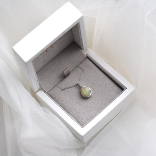 Přívěsek s bílým opálem a diamanty Gale
